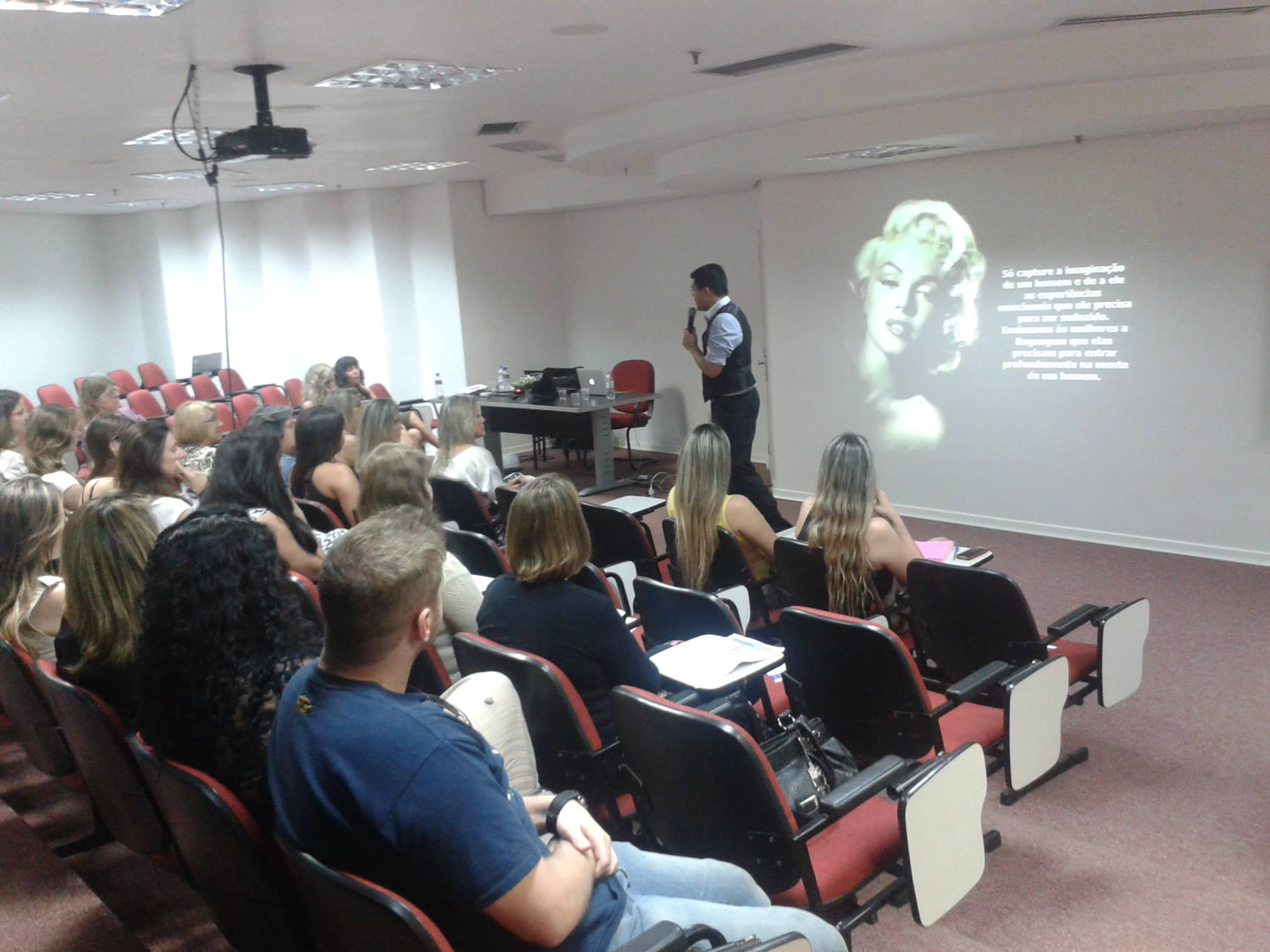 Marcelo Paixão em palestra ou treinamento 8